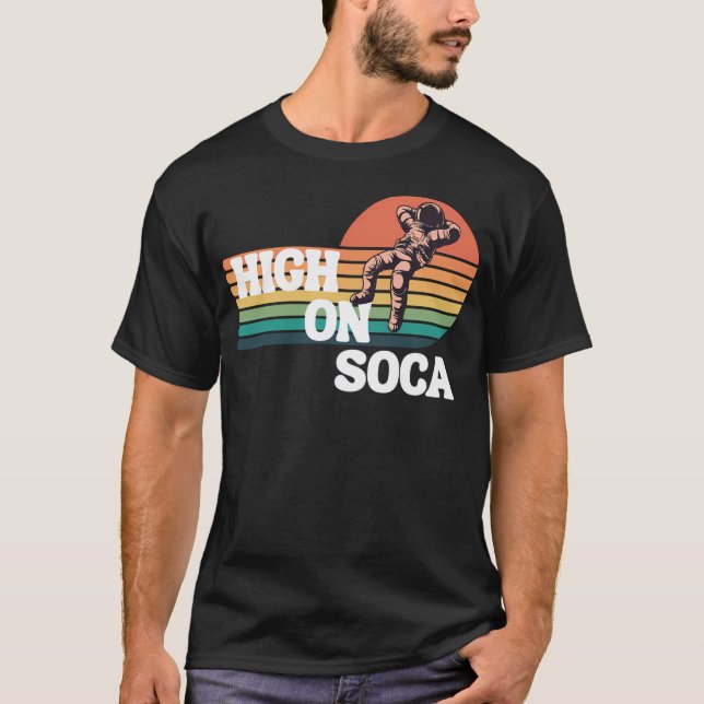 Camiseta Astronauta De Soca Alta Em Fundo Preto (Frente)