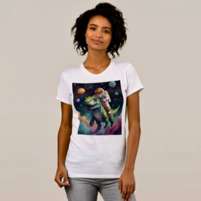 Camiseta Astronauta em Dinossauro no Espaço (Comfy tri-blend women’s tee feminine fit, scoop neck, short sleeves, relaxed fit.  
)