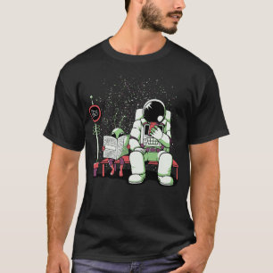 Camiseta Astronauta em um barramento pára de ler o jornal e