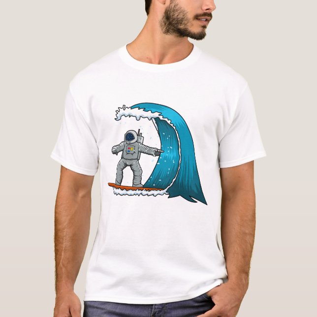 Camiseta Astronauta Engraçado Surfando (Frente)