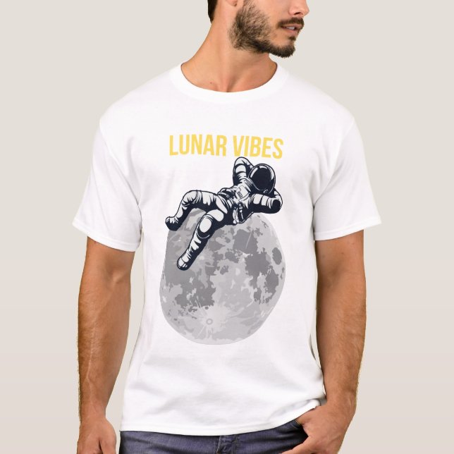 Camiseta Astronauta Estético Relaxando na Lua Vibrações Lun (Frente)