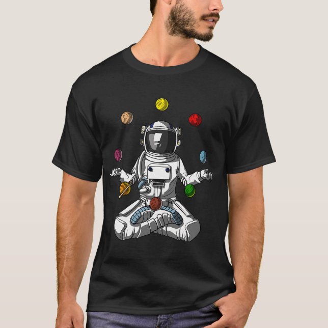 Camiseta Astronauta Faz Malabarismo com Planetas (Frente)