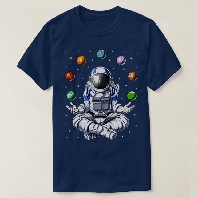 Camiseta Astronauta fazendo malabarismo com planetas espaci (Frente do Design)