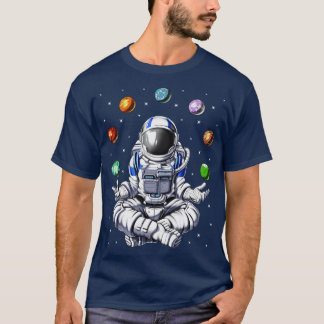 Camiseta Astronauta fazendo malabarismo com planetas espaci