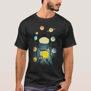 Camiseta Astronauta fazendo malabarismo entre planetas e es