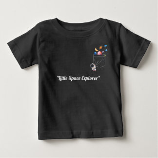 Camiseta Astronauta Fofo no Bolso com Planetas Flutuantes