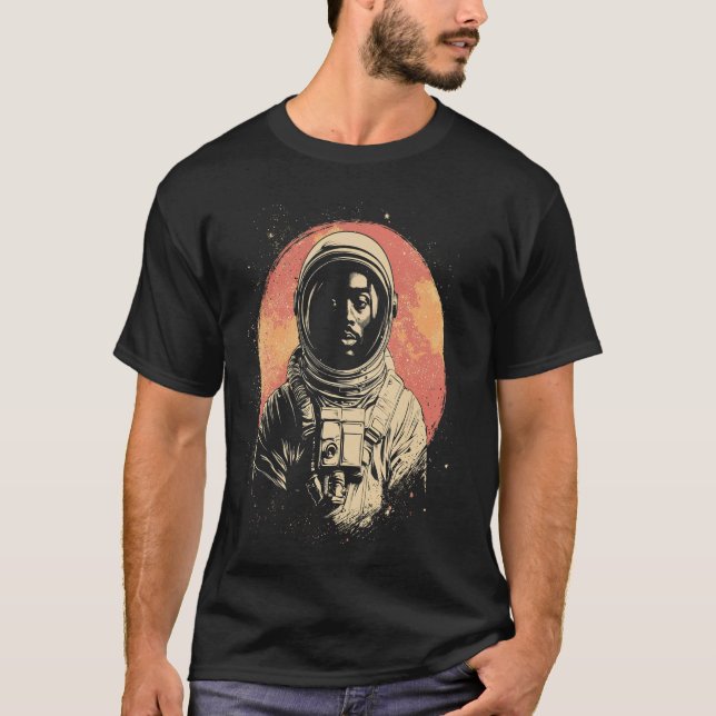 Camiseta Astronauta Homem Preto Retro Explorando o Espaço E (Frente)