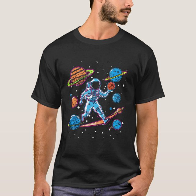 Camiseta Astronauta Jogando Bola de Cesto com Planetas no E (Frente)