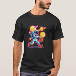 Camiseta Astronauta Jogando Bola de Cesto com Planetas no E
