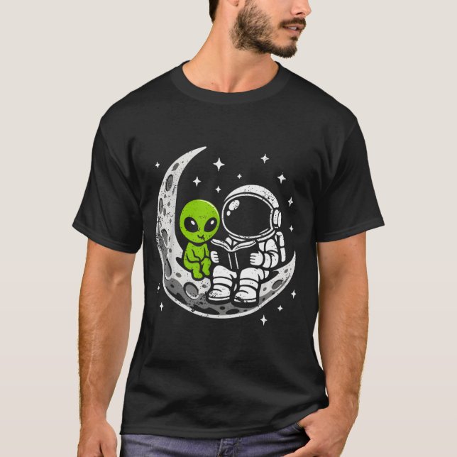 Camiseta Astronauta lendo livro alienígena lua espaço  (Frente)