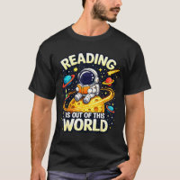 Astronauta lendo livro amante do espaço para homen