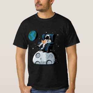 Camiseta Astronauta Lendo sobre Tee Engraçado da Lua