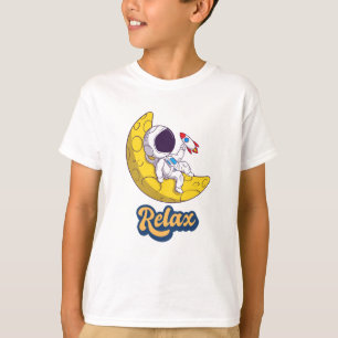 Camiseta Astronauta Mentindo e Relaxando no Design da Lua