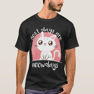 Camiseta Astronauta no espaço com lançador de foguetes.