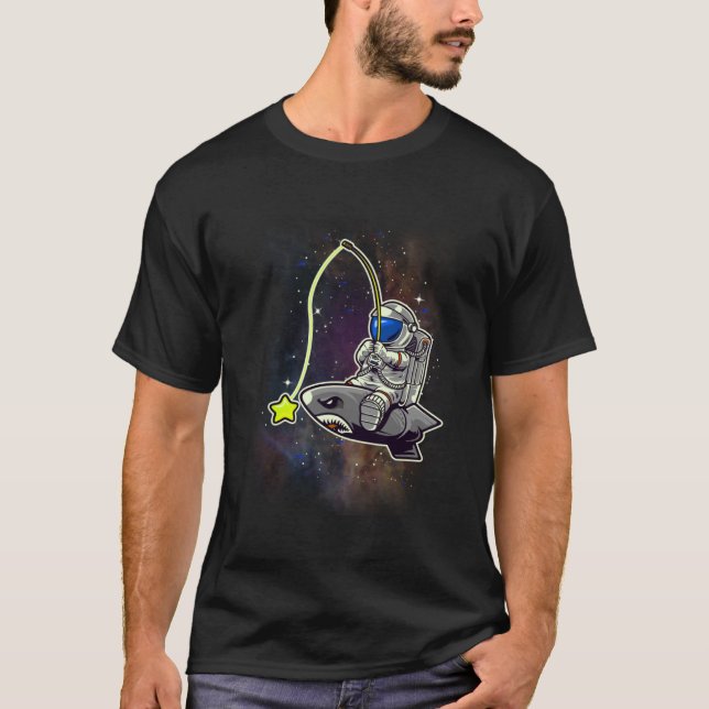 Camiseta Astronauta: Pesca de Peixes em Foguete no Exterior (Frente)