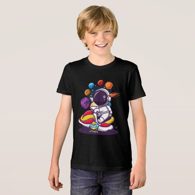 Camiseta Astronauta pilotando uma bicicleta espacial futuri (Frente Completa)