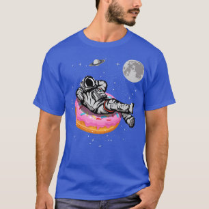 Camiseta Astronauta rosquinha deitado numa Rosquinha no esp