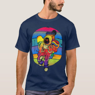Camiseta Astronauta segurando bandeira LGBT Orgulhoso apoia