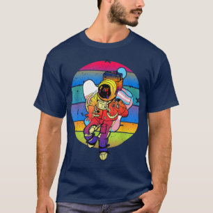 Camiseta Astronauta segurando bandeira LGBT Transgênero Org