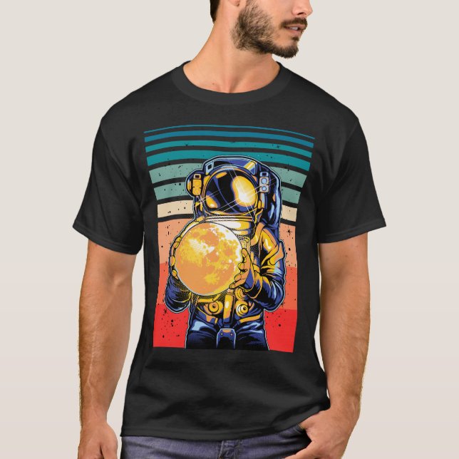 Camiseta Astronauta segurando Lua Retro Cósmico (Frente)