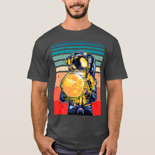 Camiseta Astronauta segurando Lua Retro Cósmico Premium T-S