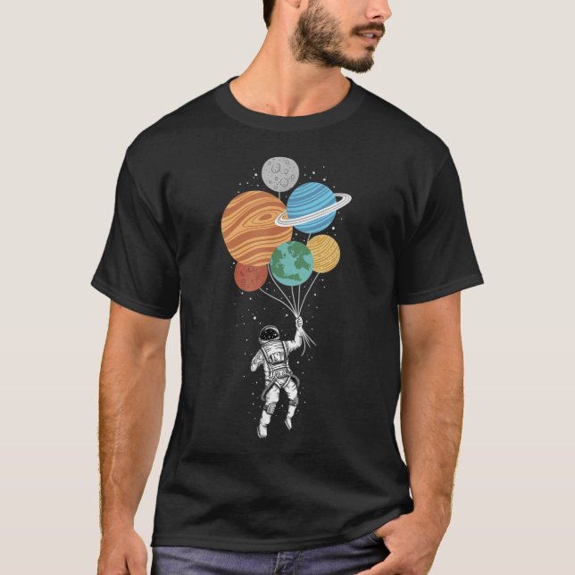 Camiseta Astronauta Segurando Planeta Balões Sistema Solar  (Frente)