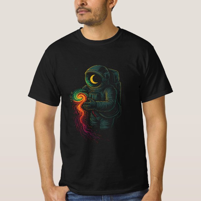 Camiseta Astronauta segurando uma espiral cósmica (Frente)