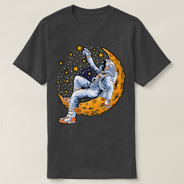 Camiseta Astronauta sentado no impressão da lua, estrelas c (Frente do Design)