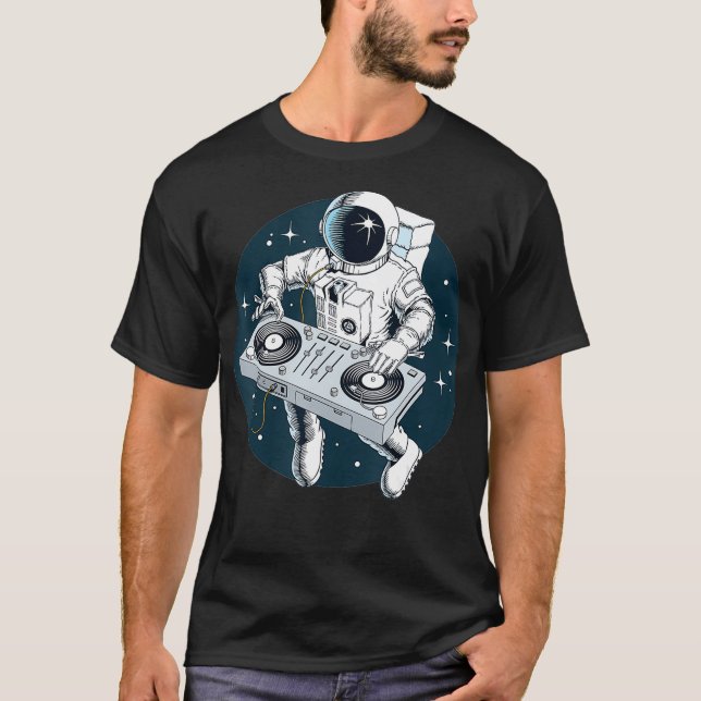 Camiseta Astronauta Tocando Turntables DJ em Estrelas Espac (Frente)