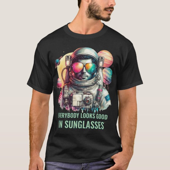 Camiseta Astronauta Whimsical em Óculos de Sol - Espaço (Frente)