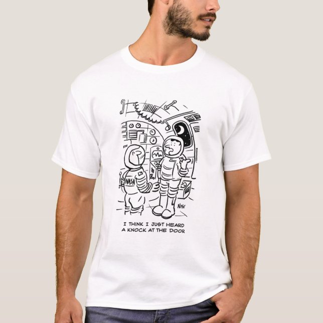Camiseta Astronautas em espaçonave ouvem uma batida na port (Frente)