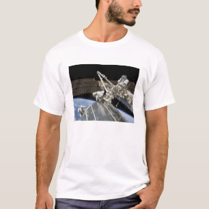 Camiseta Astronautas executam uma série de tarefas