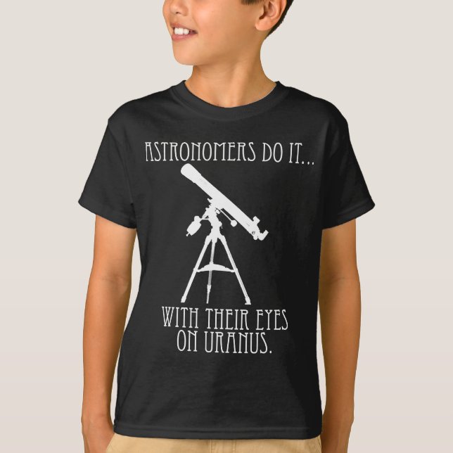 Camiseta Astrônomos Fazem Isso... Com os Olhos no Urano (Frente)