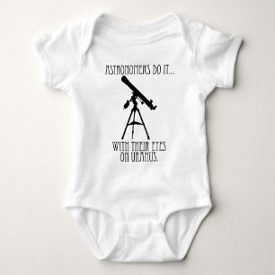 Camiseta Astrônomos Fazem Isso... Com Os Olhos No Urano