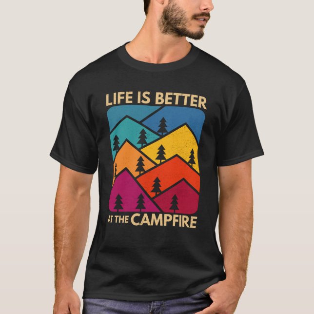 Camiseta At The Campfire Camper Outdoorlife Camping (Frente)