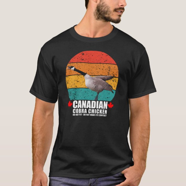 Camiseta Ataque Engraçado de Galinha-Cobra Canadense Retro  (Frente)