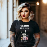 Camiseta Até que a morte nos faça festa de solteira<br><div class="desc">Até a morte,  damos-nos uma festa de solteira personalizada nome impresso para camisetas,  dons de festas noivas,  preto com esqueleto gótico,  camiseta festeira ideal</div>