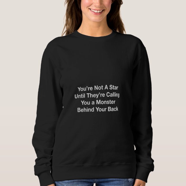Camiseta Até Theyu2019re chamando você de monstro atrás de  (Frente)