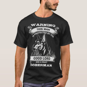 Camiseta Atenção A Este Homem É Protegido Pelo Bom Senhor E