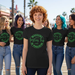 Camiseta Atenção Besties em Curso Verde em Preto