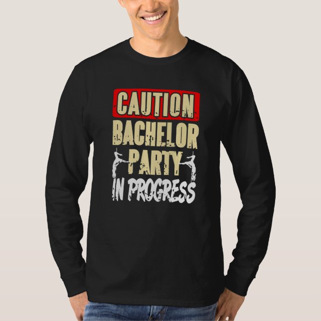 Camiseta Atenção Festa de Solteiro em Andamento Presente Re (Frente)