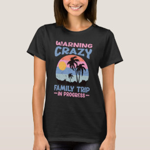 Camiseta Atenção Viagem Familiar Louca Em Andamento - Viage