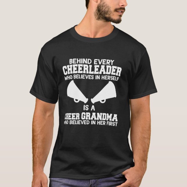 Camiseta Atrás de cada Cheerleader está uma vovó mais alegr (Frente)