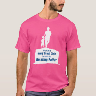 Camiseta Atrás de cada criança Excelente está um pai verdad