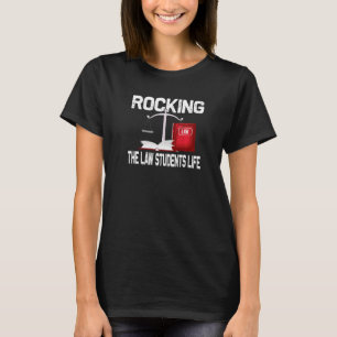 Camiseta Atropelando a vida dos estudantes de Direito - Eng