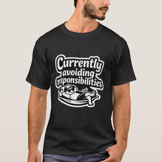 Camiseta Atualmente evitando responsabilidades meme engraça (Frente)
