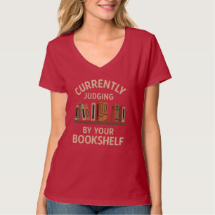 Camiseta Atualmente julgando você pela sua estante 
