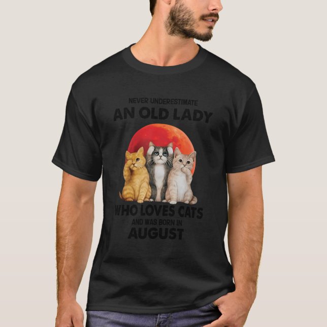 Camiseta August Nunca Subestime Uma Velha Que Ama C (Frente)