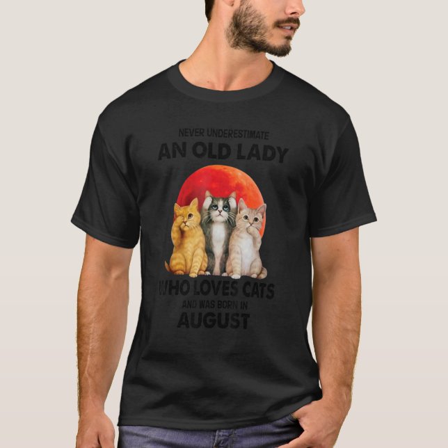 Camiseta August Nunca Subestime Uma Velha Que Ama C (Frente)