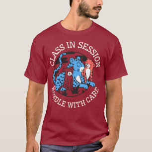 Camiseta Aula Em Sessão Manuseie Com Cuidado Professor